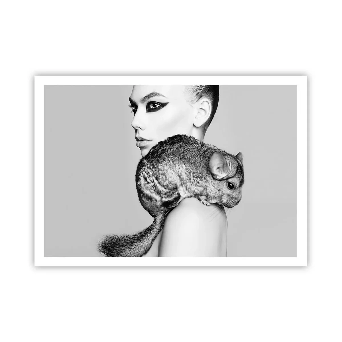 Poster - Donna stilizzata con un cincillà in un'elegante composizione in bianco e nero - 100x70cm - Dama con il cincillà - Decorazione murale moderna per soggiorno e camera da letto ARTTOR