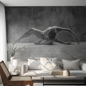 Fotomurali Premium Sand - Ripresa in bianco e nero di una ballerina in posa espressiva - 100x70cm - Simmetria ritrovata - Decorazione murale moderna per soggiorno e camera da letto ARTTOR
