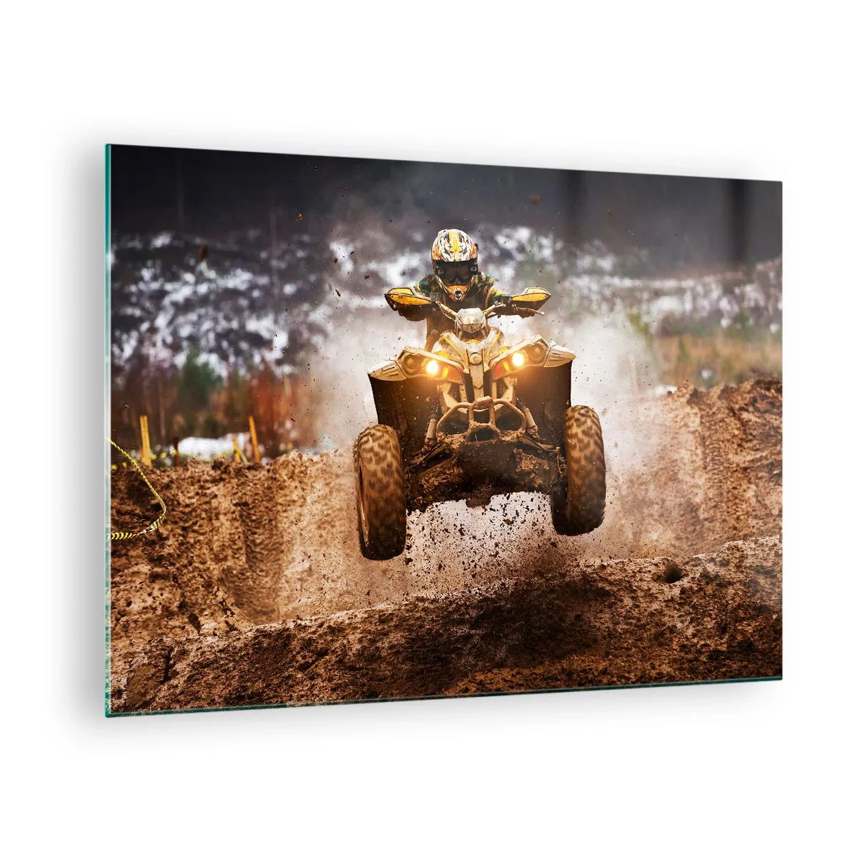Quadro su vetro - Quad in azione su terreni fangosi in un ambiente dinamico - 70x50cm - No risk no fun - Decorazione murale moderna per soggiorno e camera da letto ARTTOR
