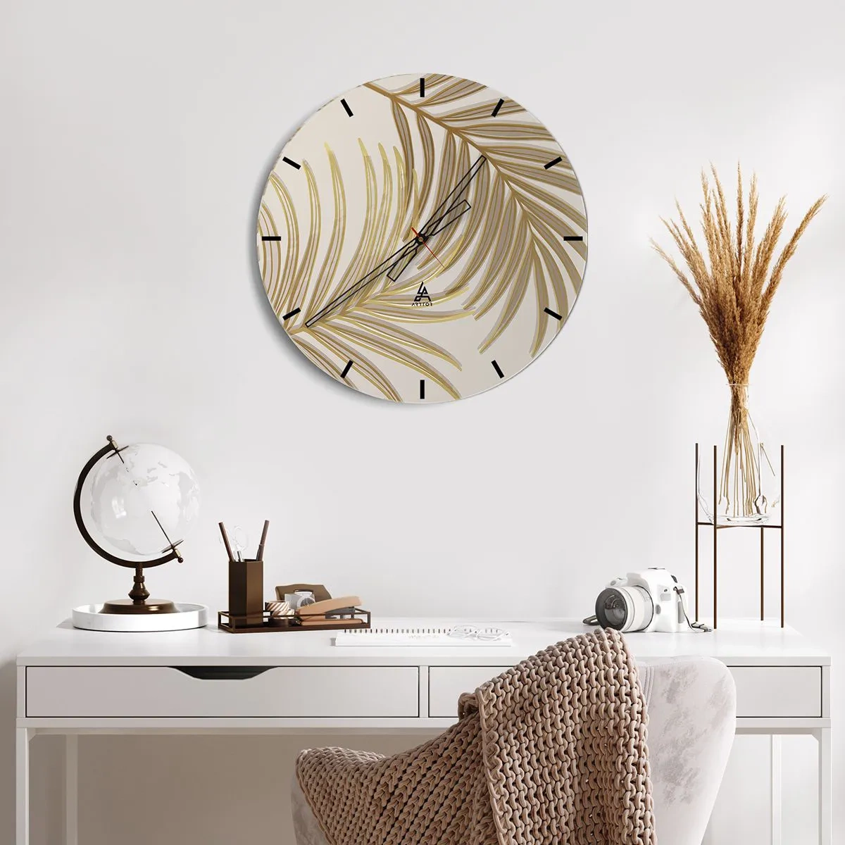 Orologio da parete - Orologio in Vetro - Foglie di palma dorate su sfondo beige in una disposizione elegante - 30x30cm - Palma d'oro! - Decorazione murale moderna per soggiorno, cucina e camera da letto ARTTOR