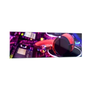Quadro su vetro - Cuffie da DJ su una console con illuminazione al neon - 160x50cm - Prima che inizi la festa - Decorazione murale moderna per soggiorno e camera da letto ARTTOR