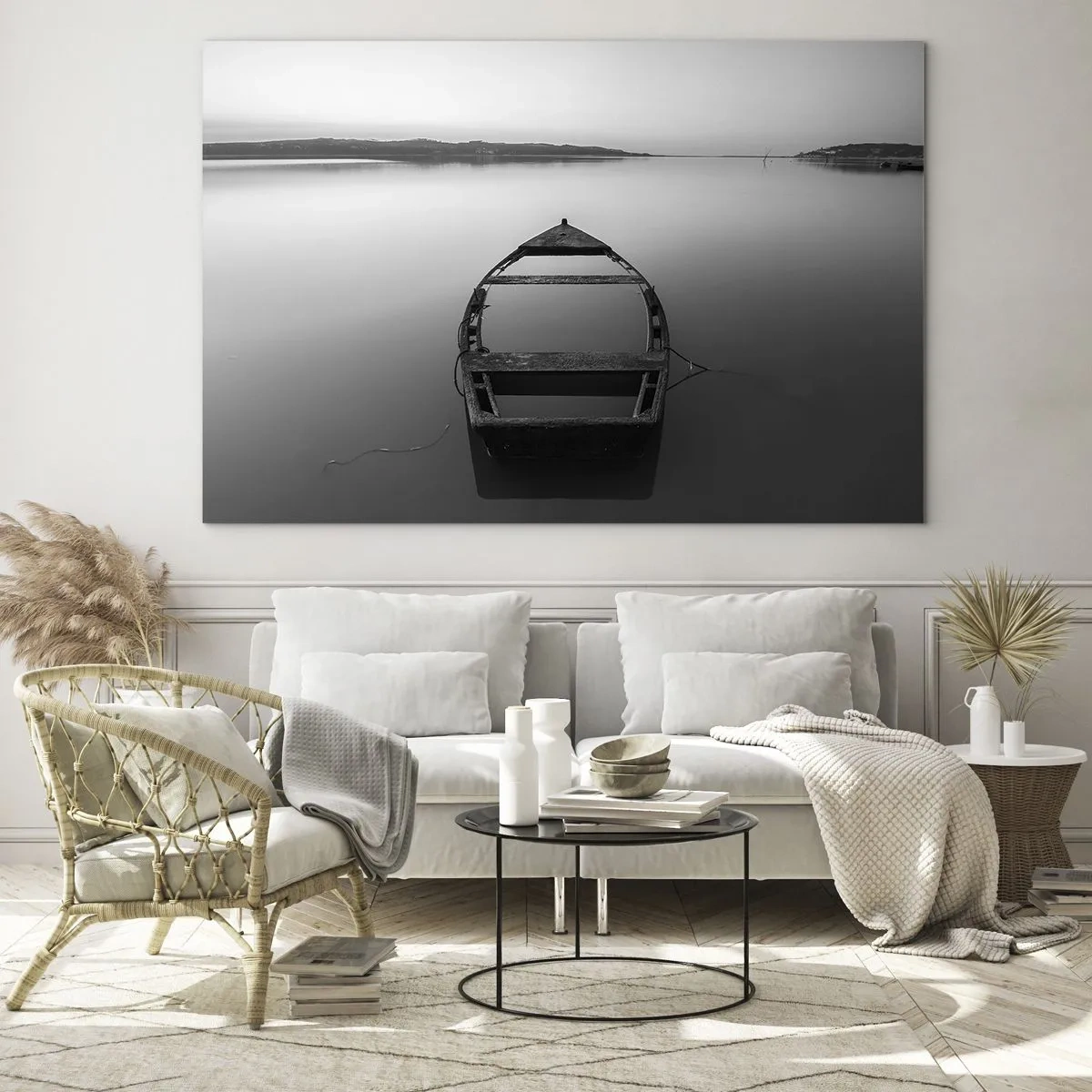 Quadro su vetro - Una vecchia barca su una superficie calma dell'acqua in bianco e nero - 100x70cm - Nostalgia e malinconia - Decorazione murale moderna per soggiorno e camera da letto ARTTOR