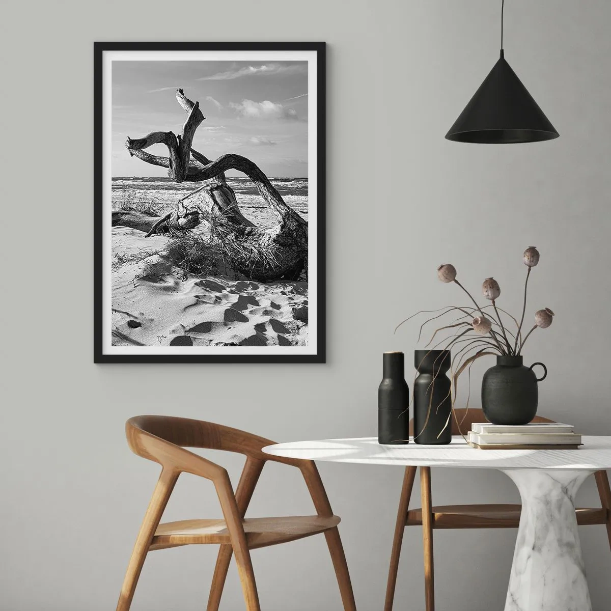 Poster in cornice nera - Fotografia in bianco e nero di un albero secco sulla spiaggia - 50x70cm - Scolpito dal mare - Decorazione murale moderna per soggiorno e camera da letto ARTTOR