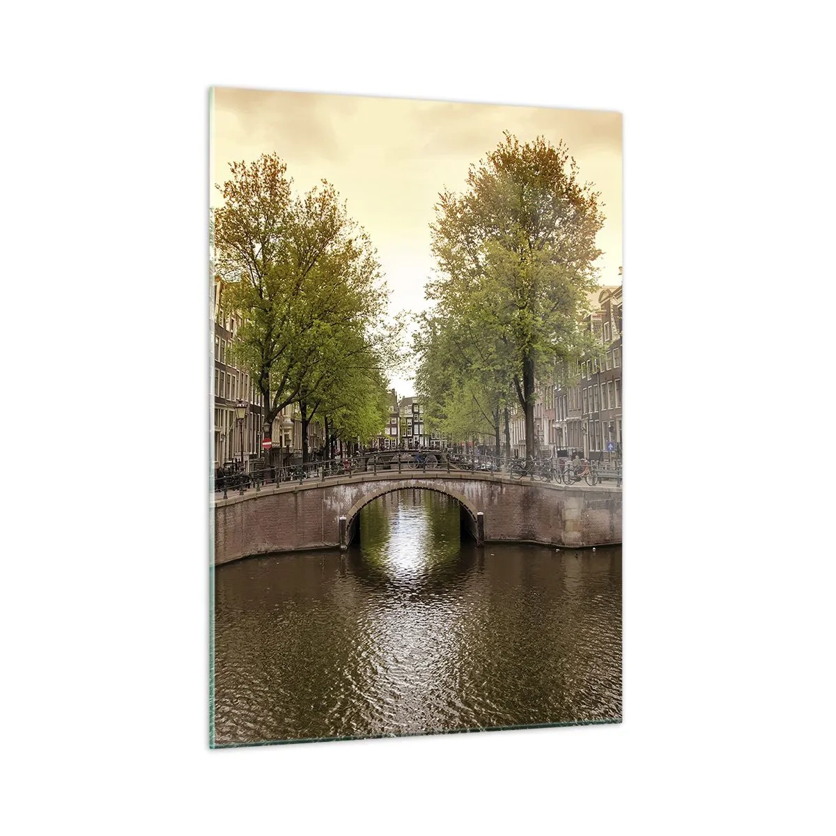 Quadro su vetro - Un canale e un ponte circondati da case popolari ad Amsterdam - 50x70cm - In barca o in bicicletta? - Decorazione murale moderna per soggiorno e camera da letto ARTTOR