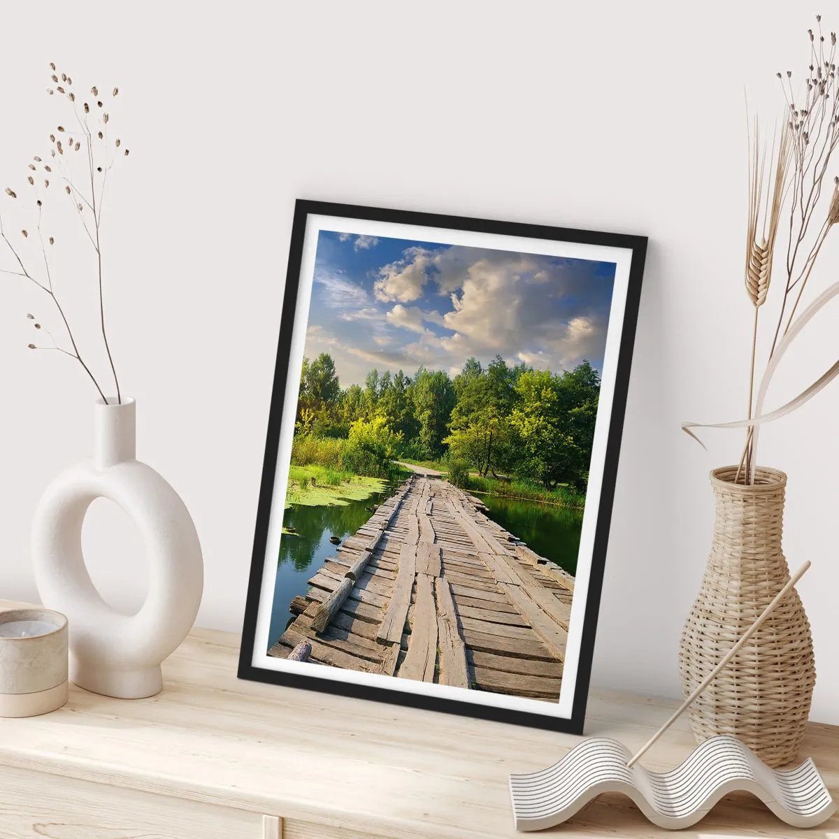 Poster in cornice nera - Un ponte di legno sopra un fiume circondato dal verde - 50x70cm - Estate, estate ovunque - Decorazione murale moderna per soggiorno e camera da letto ARTTOR
