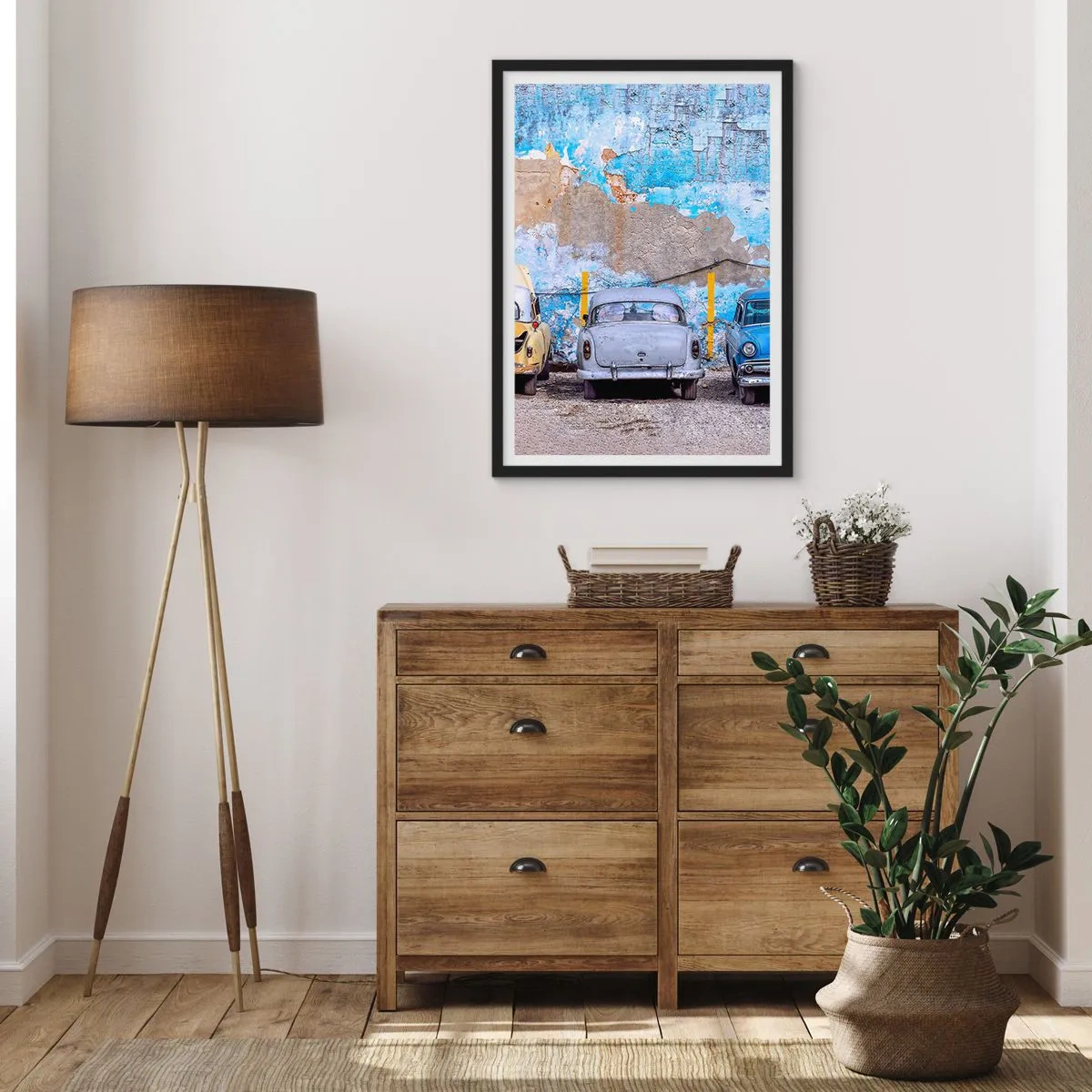 Poster in cornice nera - Vecchie auto contro un muro blu consumato - 50x70cm - L'incontro dei veterani - Decorazione murale moderna per soggiorno e camera da letto ARTTOR