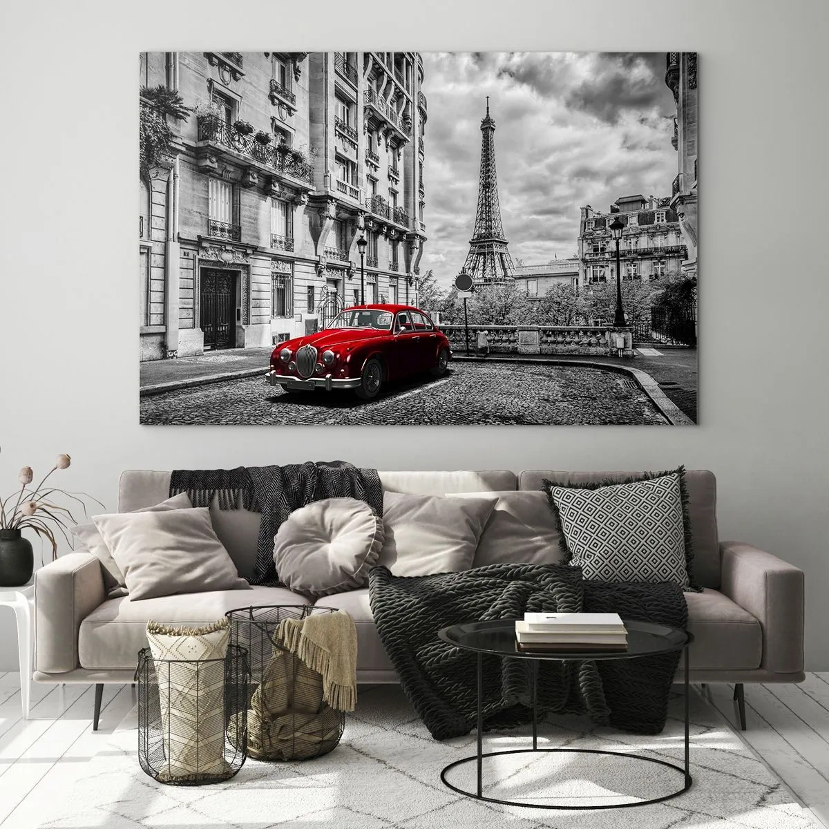 Quadro su vetro - Auto rossa davanti alla Torre Eiffel nella Parigi in bianco e nero - 70x50cm - Predatore in città - Decorazione murale moderna per soggiorno e camera da letto ARTTOR