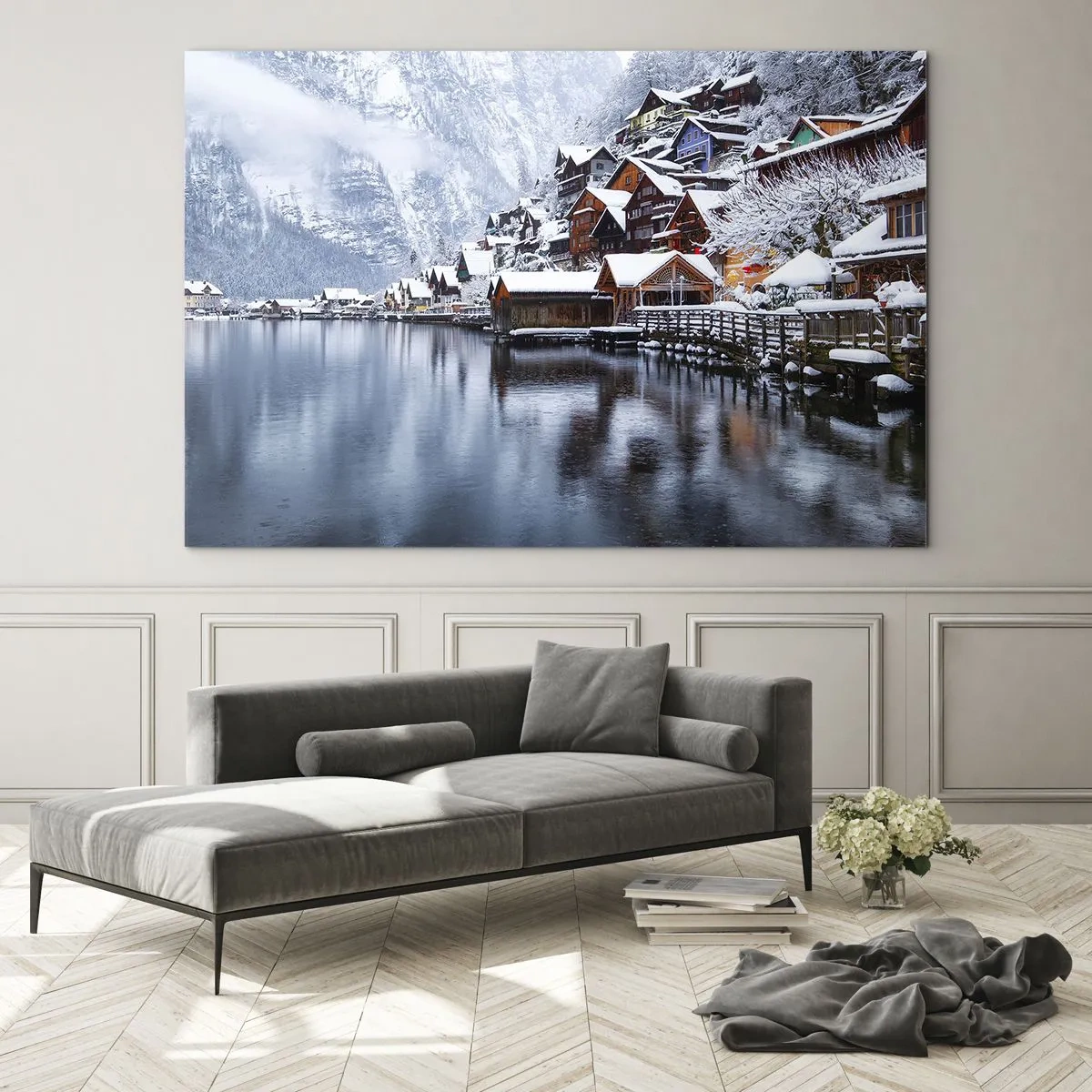 Quadro su vetro - Un villaggio di montagna in riva a un lago, ricoperto di neve in un paesaggio invernale - 120x80cm - Decorazione invernale - Decorazione murale moderna per soggiorno e camera da letto ARTTOR