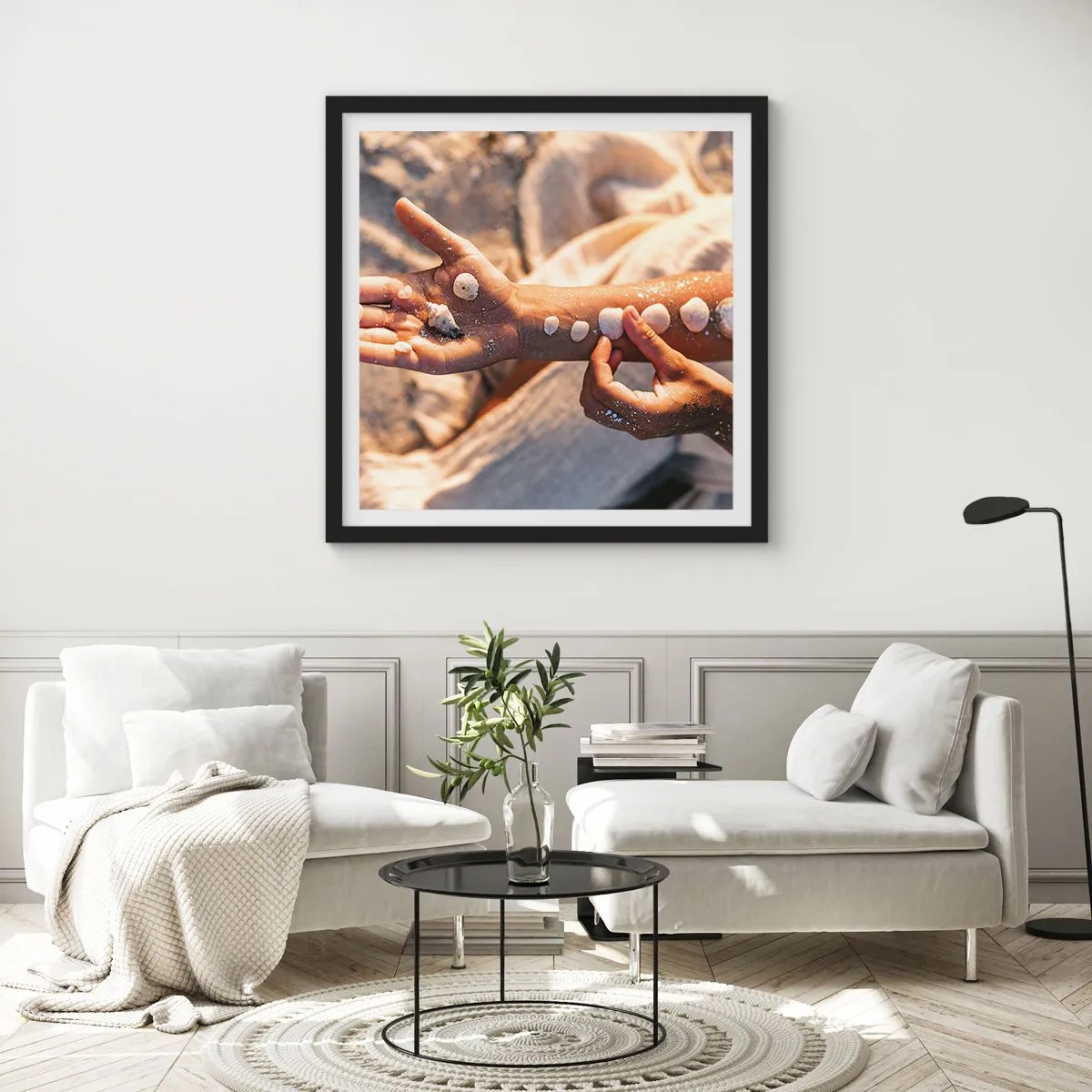 Poster in cornice nera - La bellezza a portata di mano - 30x30 cm