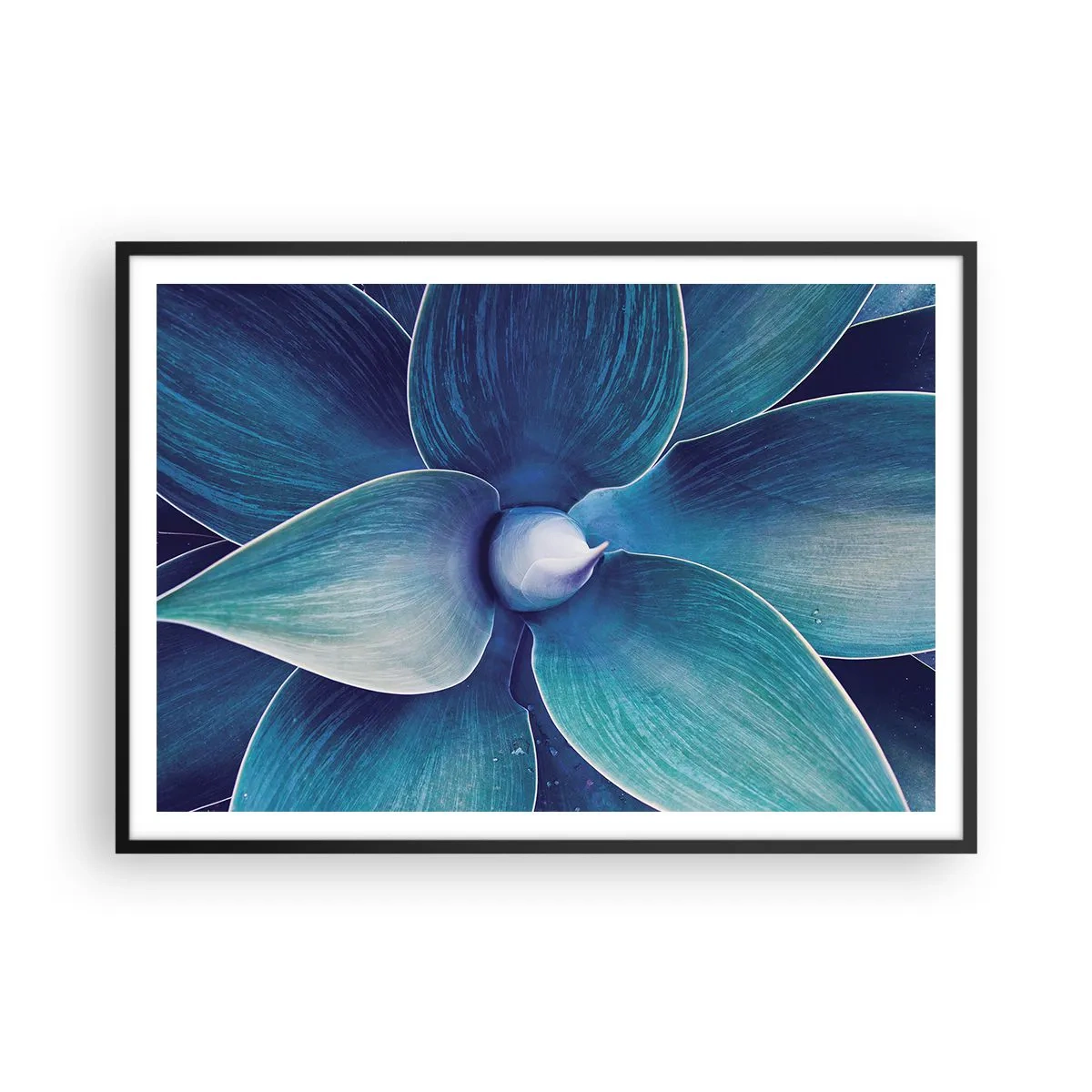 Poster in cornice nera - Primo piano di un fiore astratto nei toni del blu - 100x70cm - Imbluito dal sole - Decorazione murale moderna per soggiorno e camera da letto ARTTOR