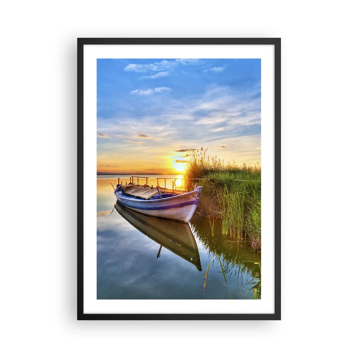 Poster in cornice nera - Una barca su un lago calmo al tramonto - 50x70cm - L'insenatura dei sogni realizzati - Decorazione murale moderna per soggiorno e camera da letto ARTTOR