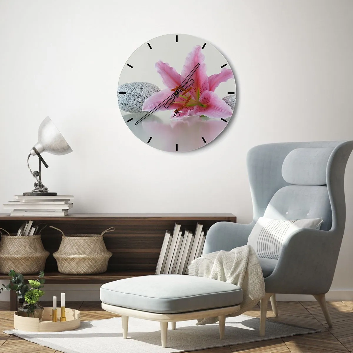Orologio da parete - Orologio in Vetro - Un giglio rosa su uno sfondo di pietre lisce in una disposizione luminosa - 30x30cm - Studio in rosa, grigio e bianco - Decorazione murale moderna per soggiorno, cucina e camera da letto ARTTOR