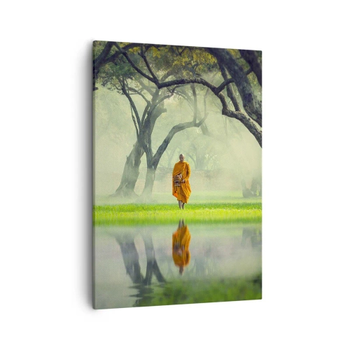 Quadro su tela - Stampe su Tela - Un monaco con una tunica arancione in una foresta con uno sfondo nebbioso e il riflesso nell'acqua. - 50x70cm - In cammino verso l'illuminazione - Decorazione murale moderna per soggiorno e camera da letto ARTTOR