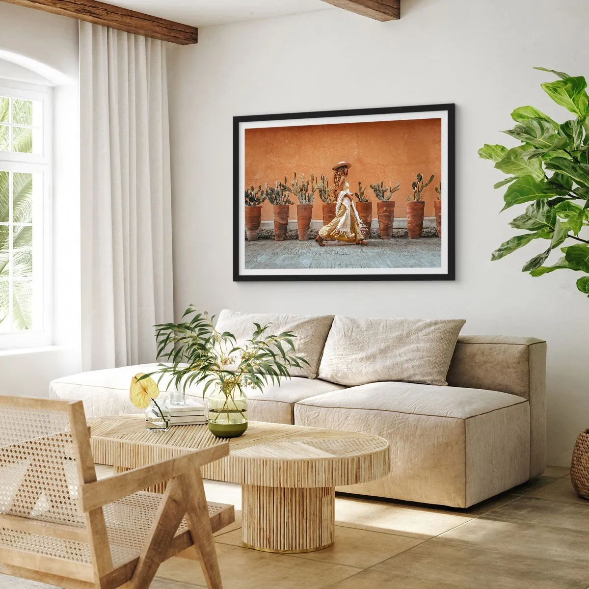 Poster in cornice nera - Una donna in stile boho con vasi di cactus sullo sfondo. - 70x50cm - In stile hippy - Decorazione murale moderna per soggiorno e camera da letto ARTTOR