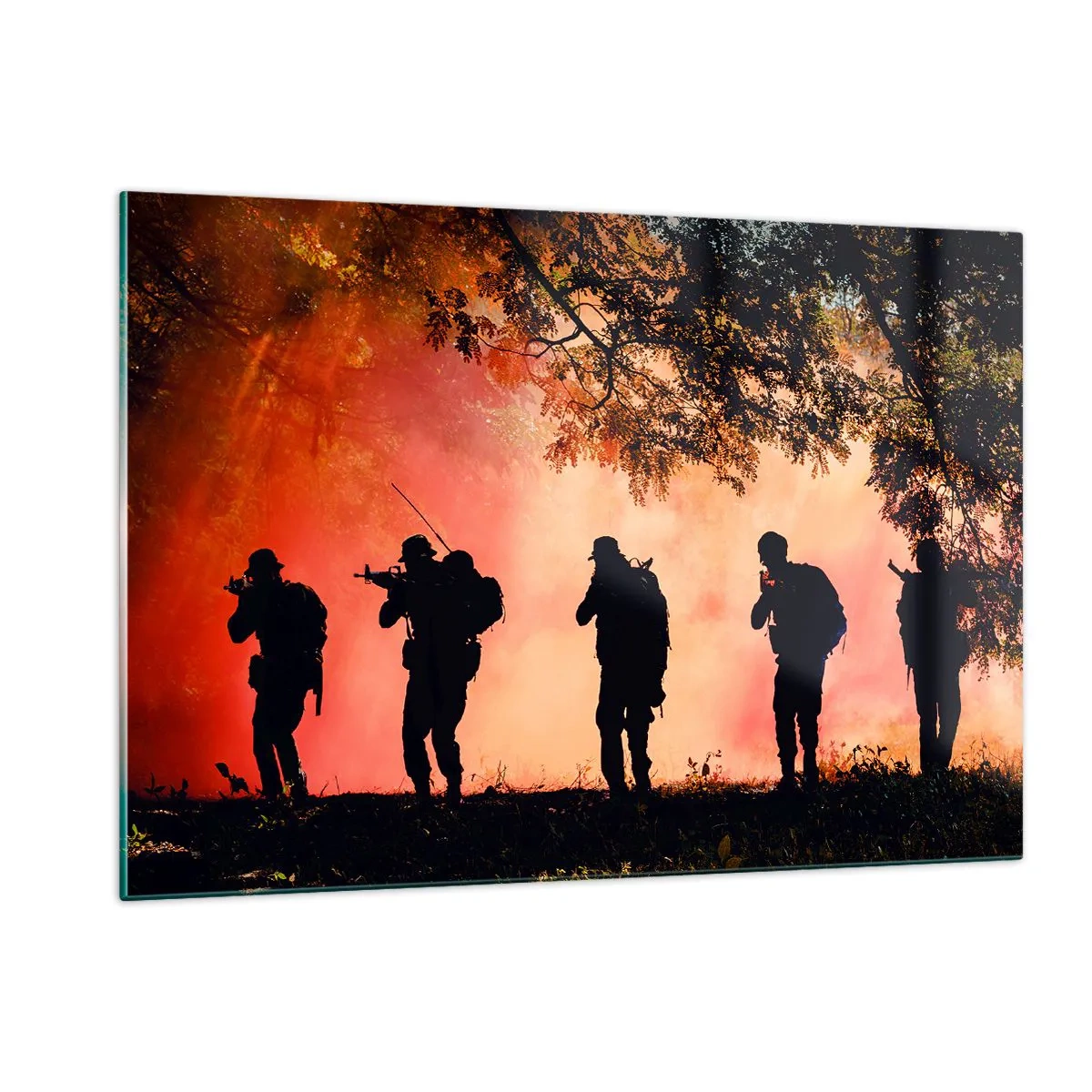 Quadro su vetro - Un gruppo di soldati marcia sullo sfondo di una foresta in fiamme. - 120x80cm - …Tutti per uno. - Decorazione murale moderna per soggiorno e camera da letto ARTTOR