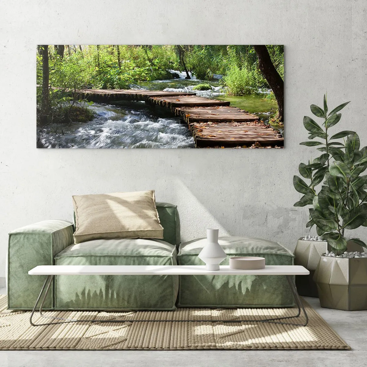 Quadro su vetro - Un ponte di legno sopra un ruscello impetuoso, circondato dal verde della foresta. - 120x50cm - Sulla cascata spumeggiante - Decorazione murale moderna per soggiorno e camera da letto ARTTOR