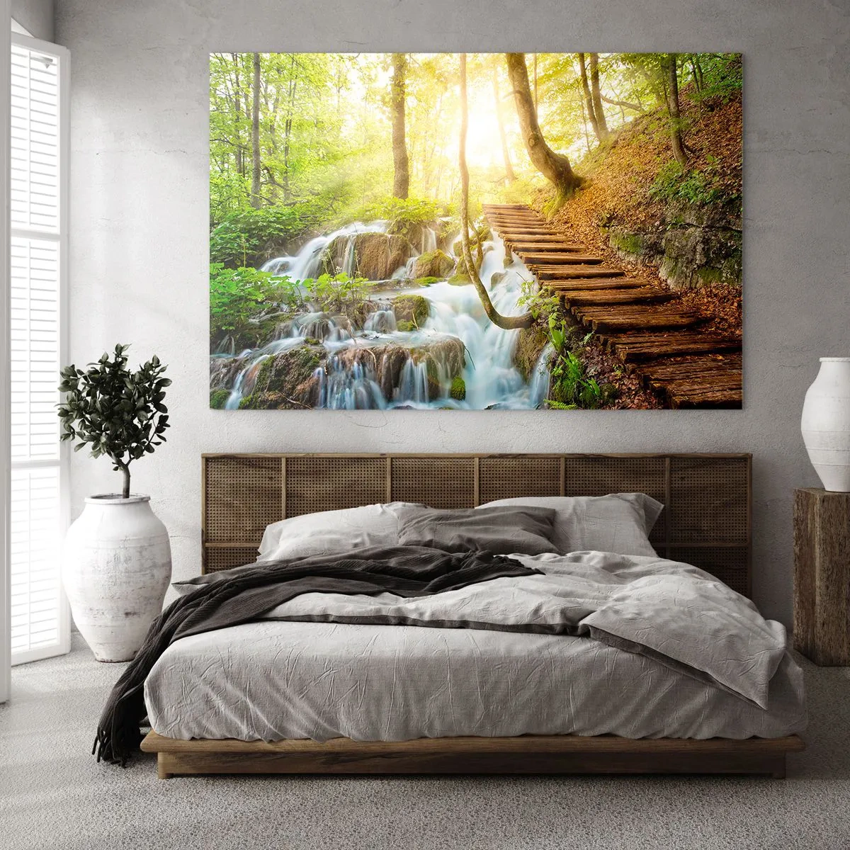 Quadro su vetro - Una cascata nella foresta con un sentiero in legno illuminato dalla luce del sole - 100x70cm - Bramata freschezza - Decorazione murale moderna per soggiorno e camera da letto ARTTOR