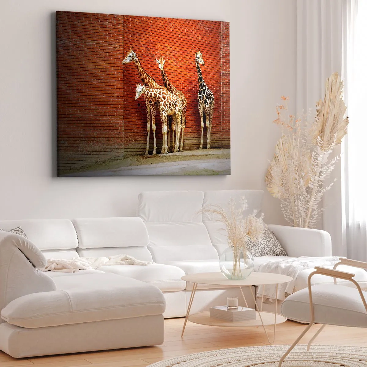 Quadro su tela - Stampe su Tela - Quattro giraffe contro un muro di mattoni in un ambiente artistico - 100x70cm - Vedete qualche acacia? - Decorazione murale moderna per soggiorno e camera da letto ARTTOR