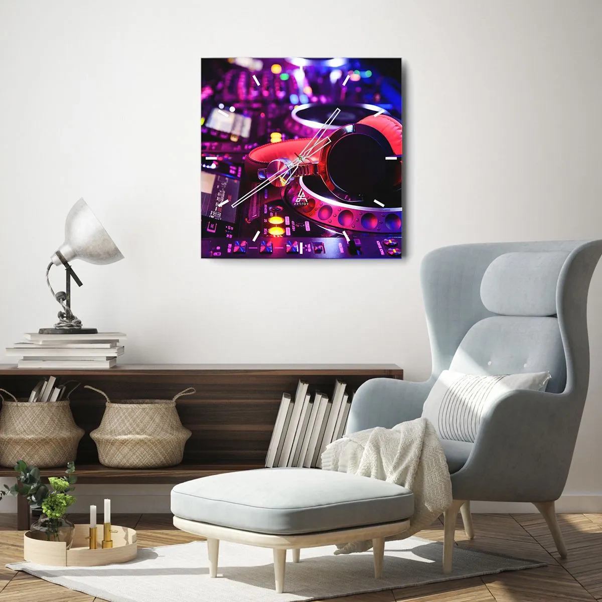 Orologio da parete - Orologio in Vetro - Cuffie da DJ su una console con illuminazione al neon - 30x30cm - Prima che inizi la festa - Decorazione murale moderna per soggiorno e camera da letto ARTTOR