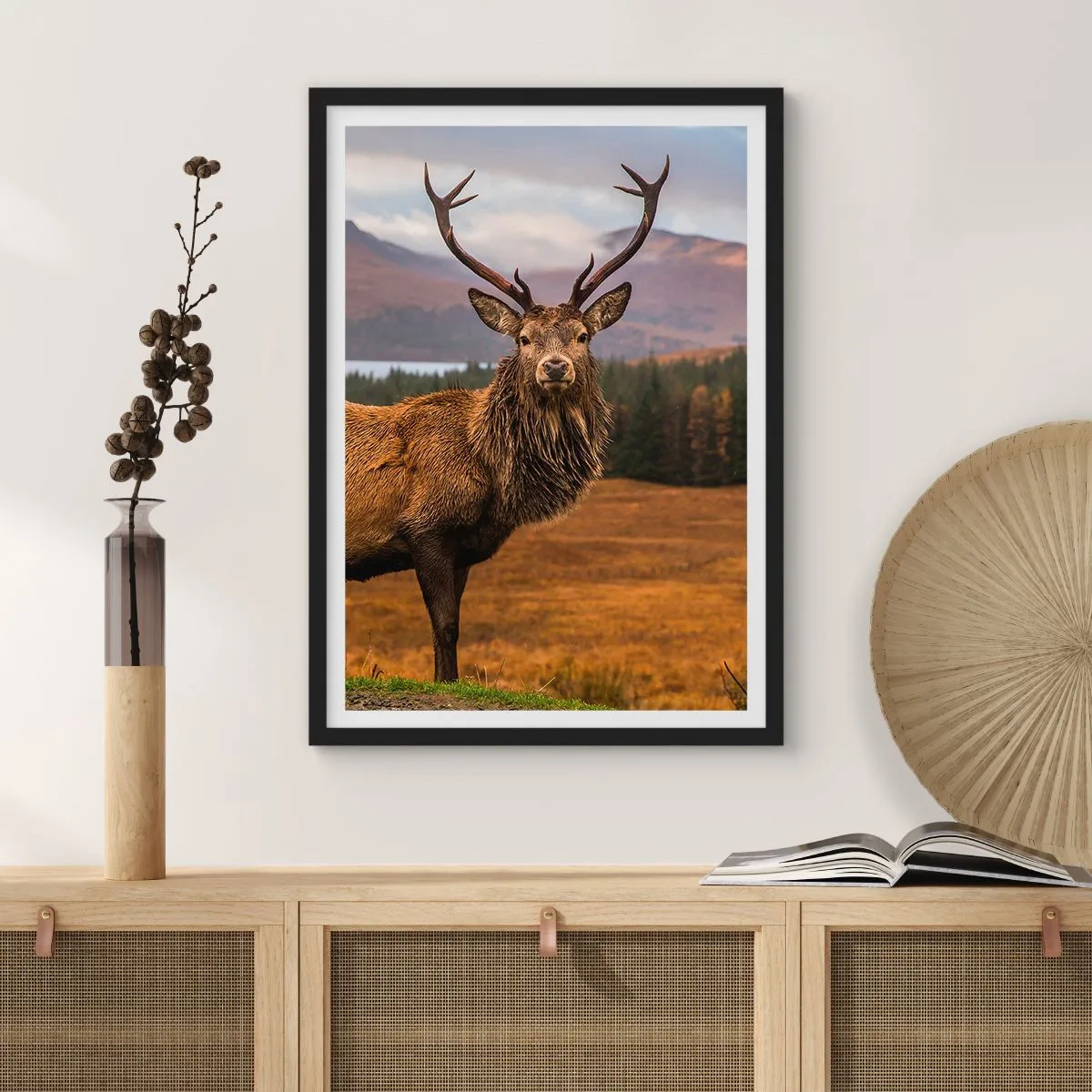 Poster in cornice nera - Fotografia di un cervo sullo sfondo di un paesaggio montano - 50x70cm - Maestà della natura - Decorazione murale moderna per soggiorno e camera da letto ARTTOR