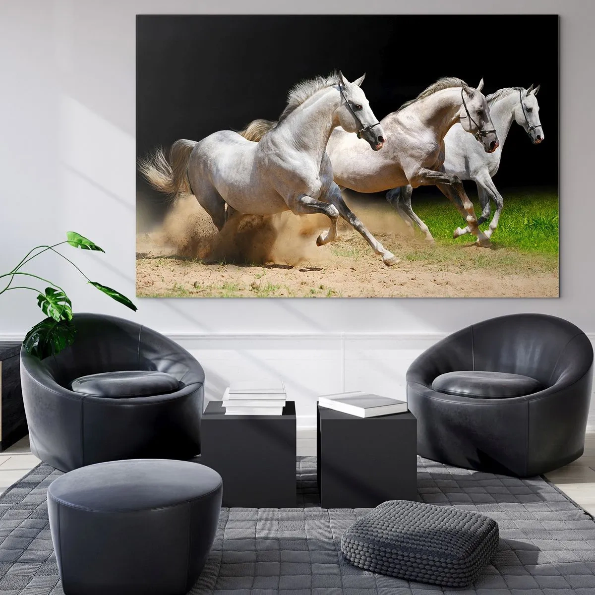 Quadro su vetro - Tre cavalli bianchi galoppano sul terreno sabbioso - 70x50cm - Tre Grazie - Decorazione murale moderna per soggiorno e camera da letto ARTTOR