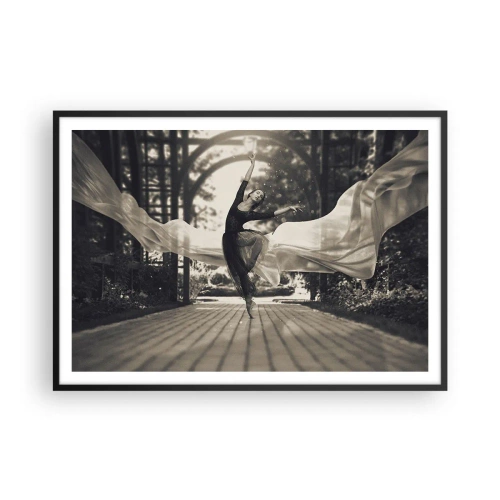 Poster in cornice nera - Una ballerina con un abito svolazzante esegue un salto sullo sfondo di un giardino bianco e nero. - 100x70cm - La danza dello spirito del giardino - Decorazione murale moderna per soggiorno e camera da letto ARTTOR