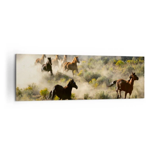 Quadro su tela - Stampe su Tela - Una mandria di cavalli selvaggi che galoppano tra la polvere e la vegetazione - 160x50cm - Rivalità: libertà o forza mascolina? - Decorazione murale moderna per soggiorno e camera da letto ARTTOR