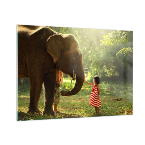 Quadro su vetro - Una ragazza con un vestito rosso tocca un elefante nella foresta. - 100x70cm - La forza dell'amicizia - Decorazione murale moderna per soggiorno e camera da letto ARTTOR