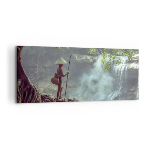 Quadro su tela - Stampe su Tela - Una figura con una lancia presso una cascata in una foresta tropicale - 120x50cm - In armonia con la natura - Decorazione murale moderna per soggiorno e camera da letto ARTTOR