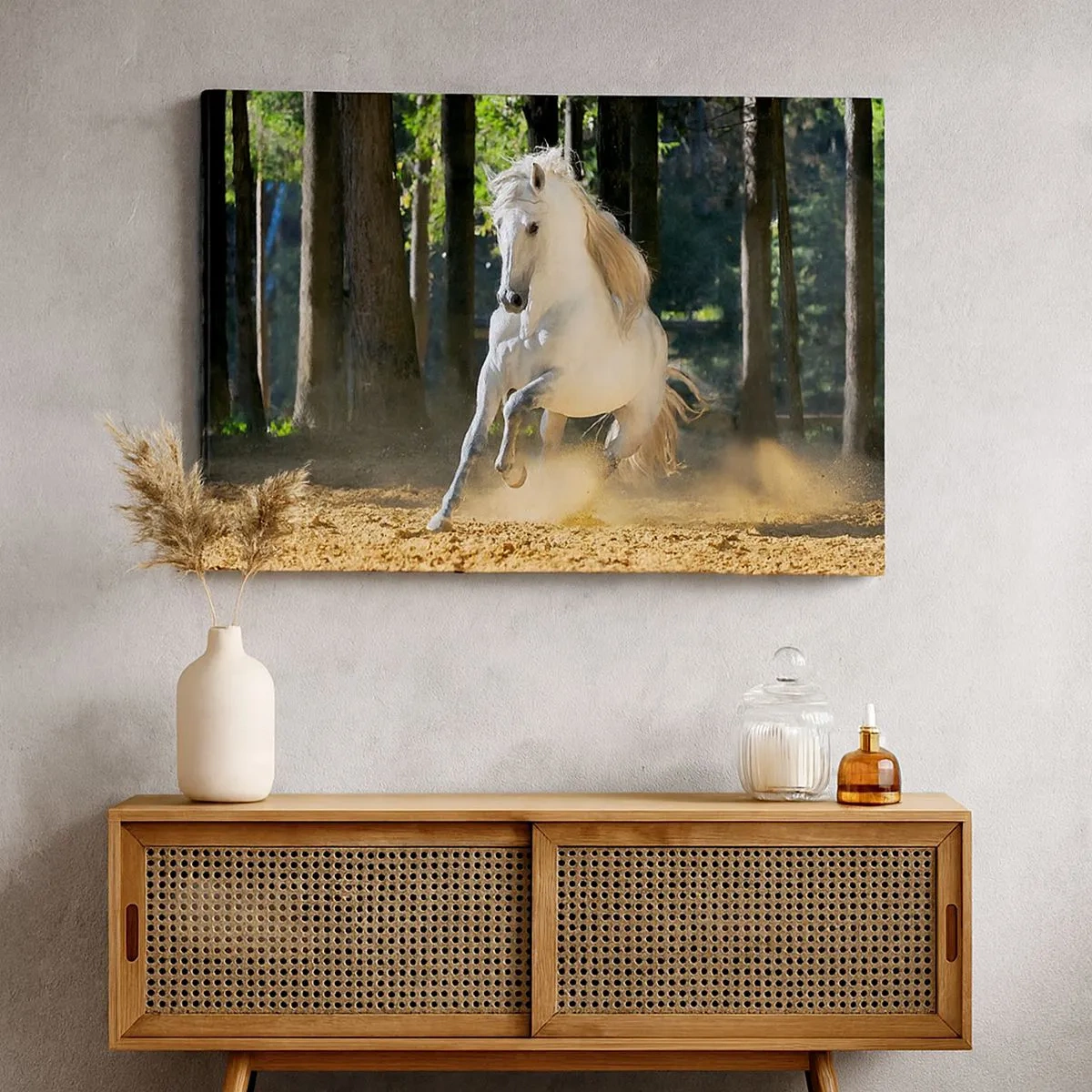 Quadro su tela - Stampe su Tela - Un cavallo bianco che galoppa attraverso una radura nella foresta - 70x50cm - Come nei racconti fantasy - Decorazione murale moderna per soggiorno e camera da letto ARTTOR