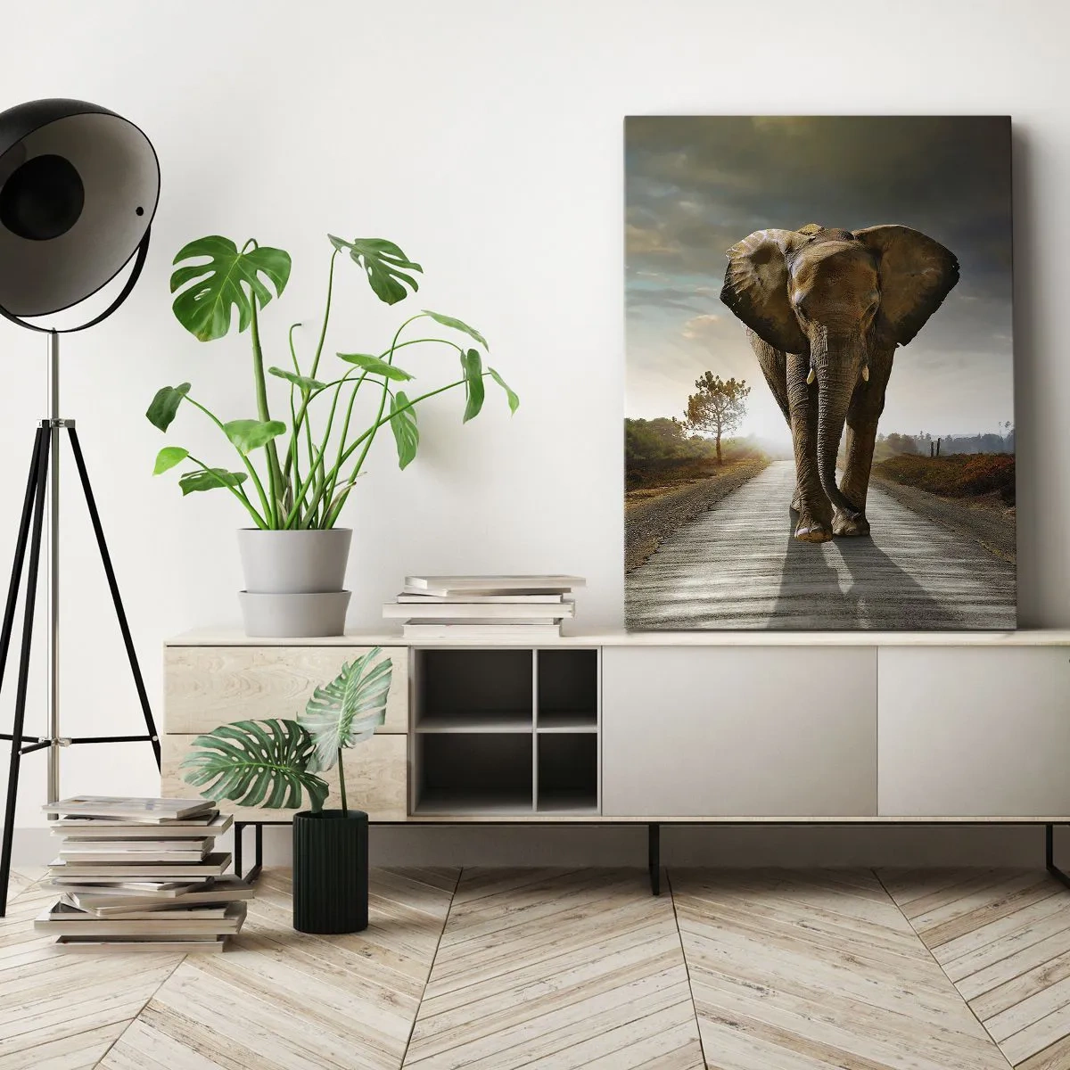 Quadro su tela - Stampe su Tela - Un elefante che cammina lungo una strada attraverso un paesaggio al tramonto - 80x120cm - E non nel negozio di cristalli - Decorazione murale moderna per soggiorno e camera da letto ARTTOR