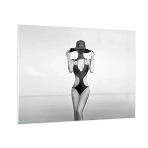 Quadro su vetro - Una donna in costume da bagno nero e cappello contro il mare - 70x50cm - Il mio nome è Eleganza - Decorazione murale moderna per soggiorno e camera da letto ARTTOR