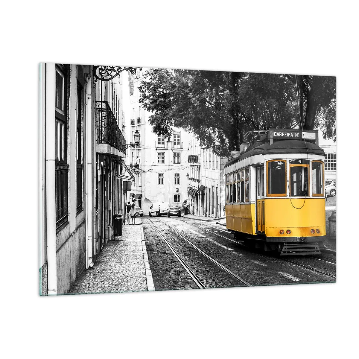 Quadro su vetro - Un tram giallo sullo sfondo di una strada bianca e nera - 120x80cm - Con il fado in sottofondo - Decorazione murale moderna per soggiorno e camera da letto ARTTOR