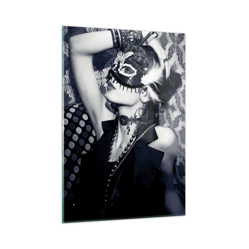 Quadro su vetro - Una figura mascherata contro un muro decorato con sfumature di bianco e nero - 50x70cm - Decorazioni, ornamenti, modelli... - Decorazione murale moderna per soggiorno e camera da letto ARTTOR