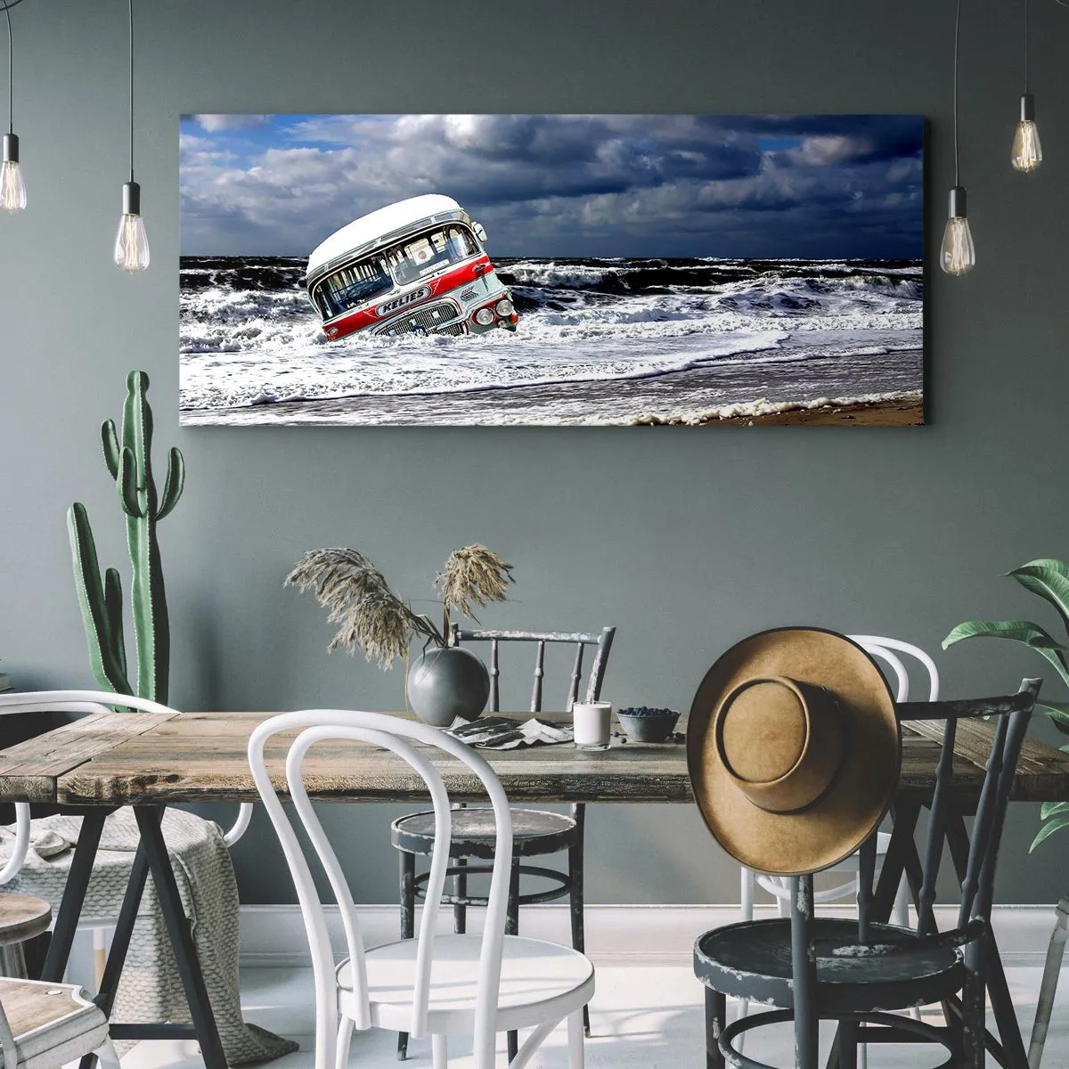 Quadro su tela - Stampe su Tela - Un autobus affondato sulla spiaggia tra onde e mare mosso - 120x50cm - Ti meravigli? - Decorazione murale moderna per soggiorno e camera da letto ARTTOR