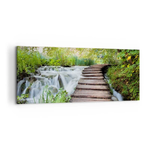 Quadro su tela - Stampe su Tela - Un ponte di legno sopra una cascata circondata da una lussureggiante foresta verde. - 120x50cm - Acqua per niente tranquilla - Decorazione murale moderna per soggiorno e camera da letto ARTTOR