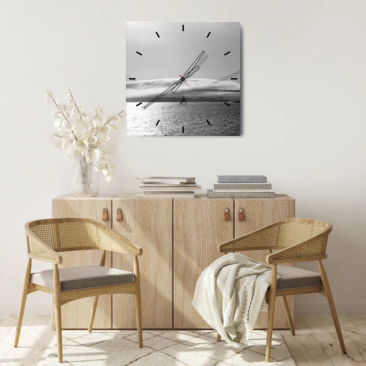 Orologio da parete - Orologio in Vetro - Un ponte sull'acqua avvolto nella nebbia in uno scatto in bianco e nero - 30x30cm - Navigare attraverso la Porta d'Oro - Decorazione murale moderna per soggiorno e camera da letto ARTTOR