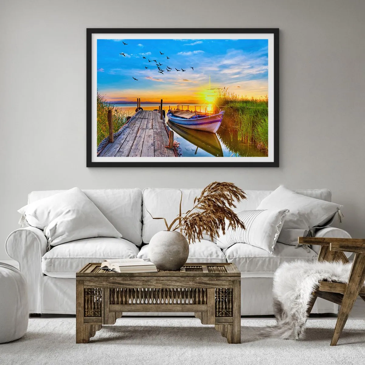 Poster in cornice nera - Una barca su un molo di legno al tramonto - 70x50cm - A domani - Decorazione murale moderna per soggiorno e camera da letto ARTTOR