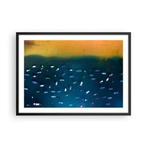 Poster in cornice nera - Vista aerea di barche in acqua e di una spiaggia sabbiosa - 70x50cm - Il gioco delle vacanze - Decorazione murale moderna per soggiorno e camera da letto ARTTOR