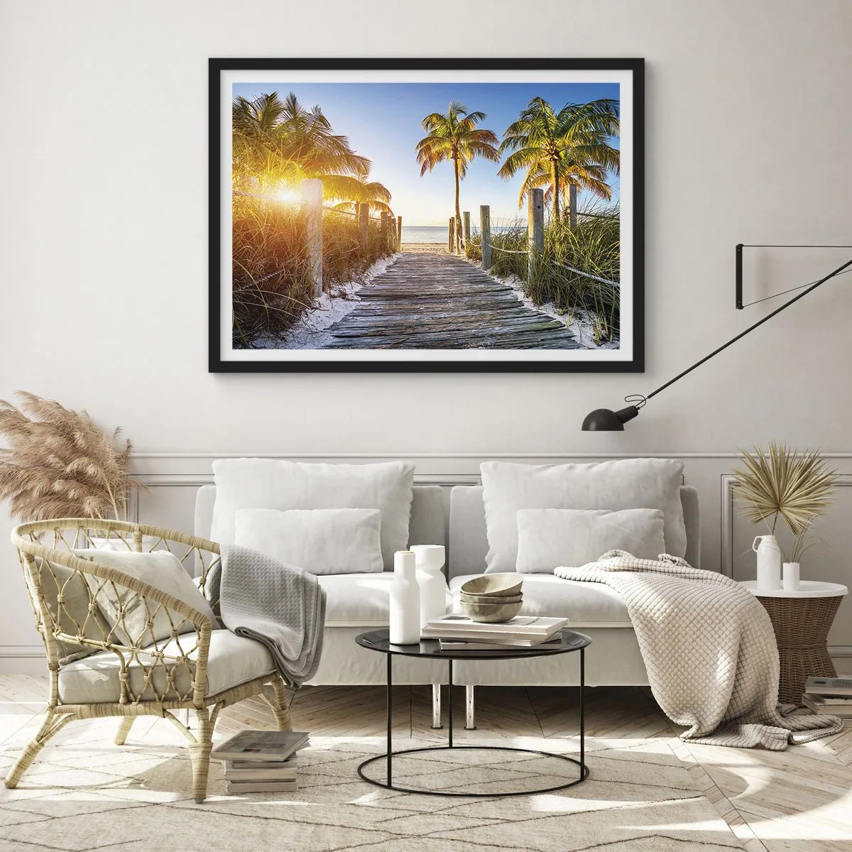 Poster in cornice nera - Sentiero in legno sulla spiaggia con palme sullo sfondo - 70x50cm - Dritto in paradiso - Decorazione murale moderna per soggiorno e camera da letto ARTTOR