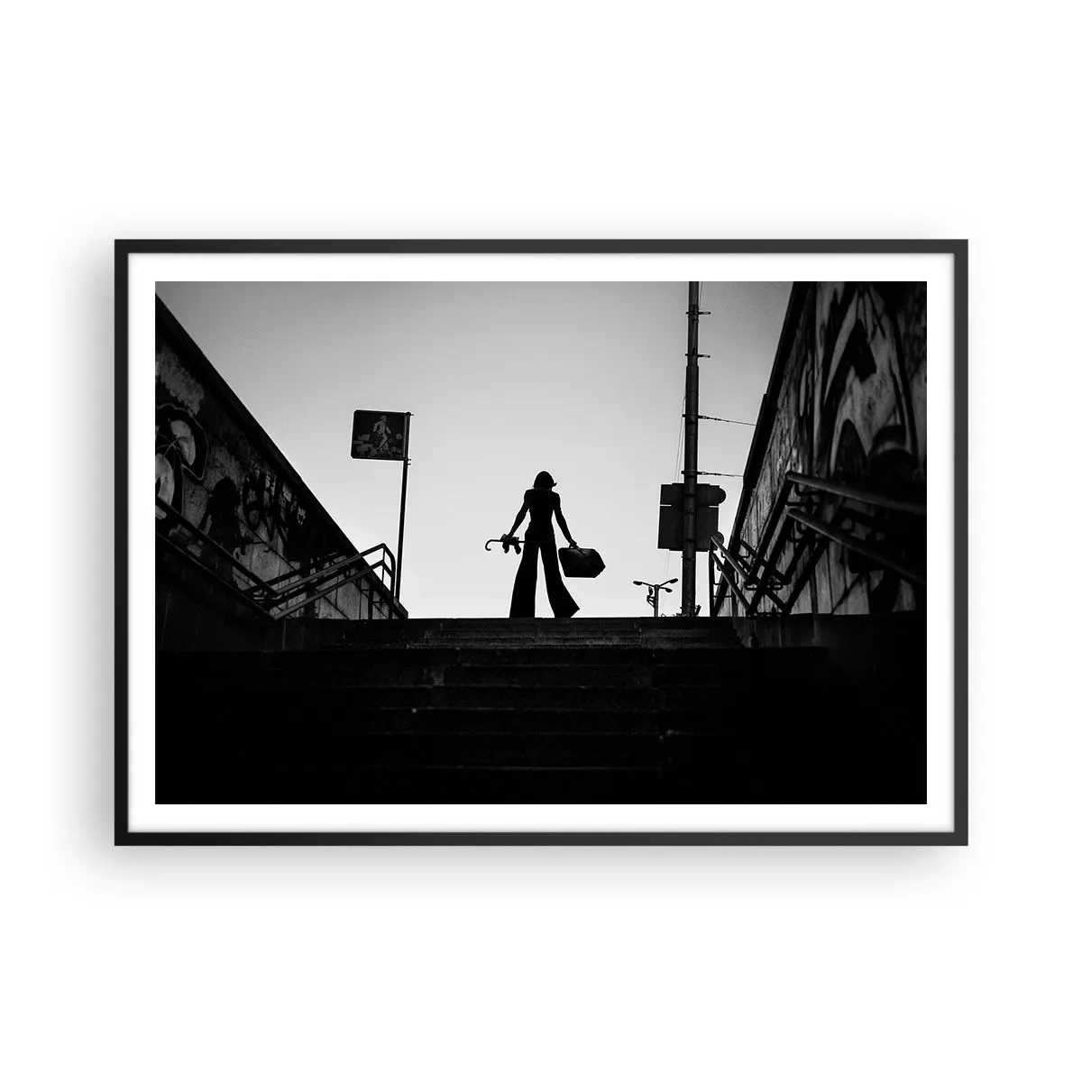Poster in cornice nera - Una figura femminile sulle scale in bianco e nero con un'atmosfera dinamica - 100x70cm - Gita cittadina - Decorazione murale moderna per soggiorno e camera da letto ARTTOR