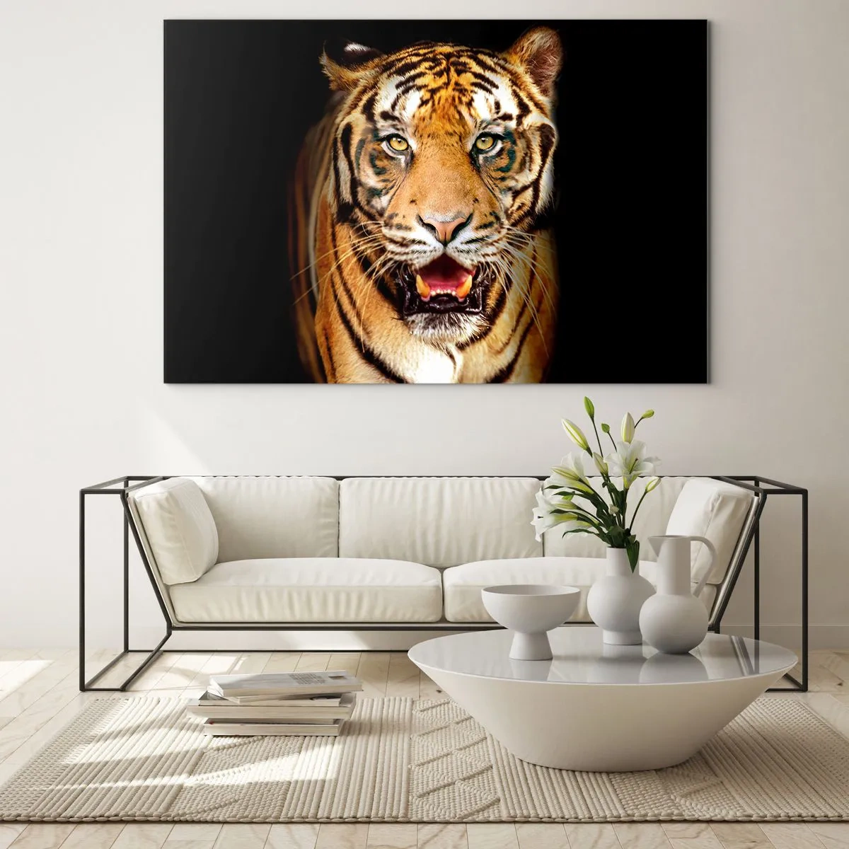 Quadro su vetro - Una tigre su uno sfondo scuro con uno sguardo intenso - 70x50cm - Cuore selvatico - Decorazione murale moderna per soggiorno e camera da letto ARTTOR