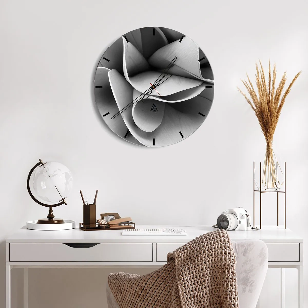 Orologio da parete - Orologio in Vetro - Primo piano di una forma in bianco e nero che ricorda un fiore astratto. - 30x30cm - Avviene nello spazio - Decorazione murale moderna per soggiorno, cucina e camera da letto ARTTOR