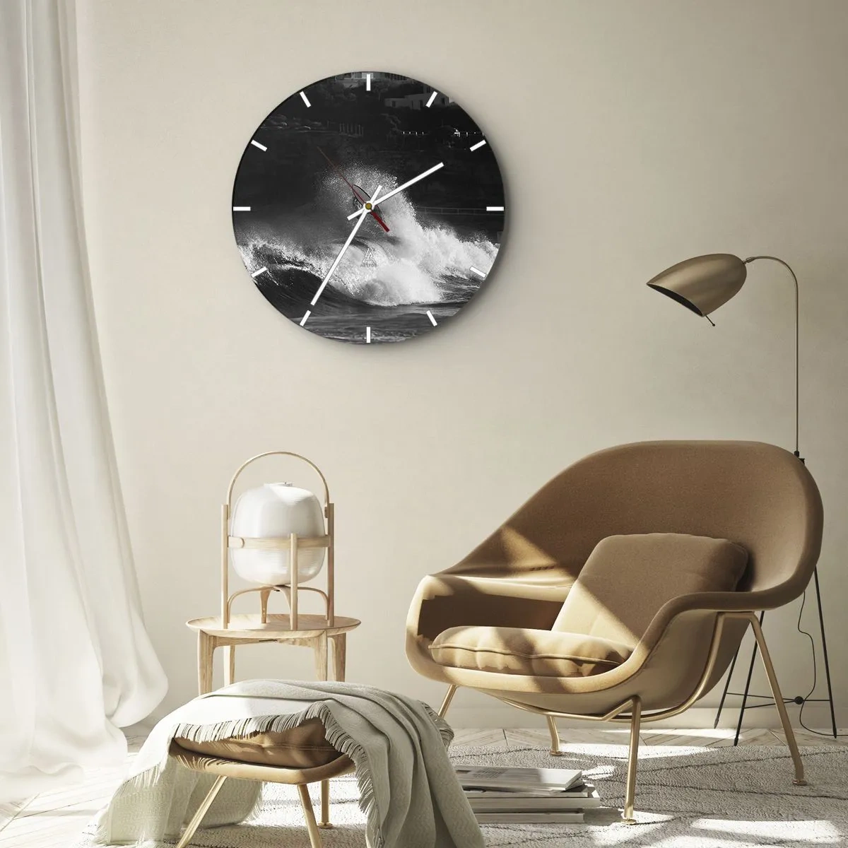 Orologio da parete - Orologio in Vetro - Un surfista su un'onda in una composizione in bianco e nero - 30x30cm - Sfida accettata! - Decorazione murale moderna per soggiorno, cucina e camera da letto ARTTOR