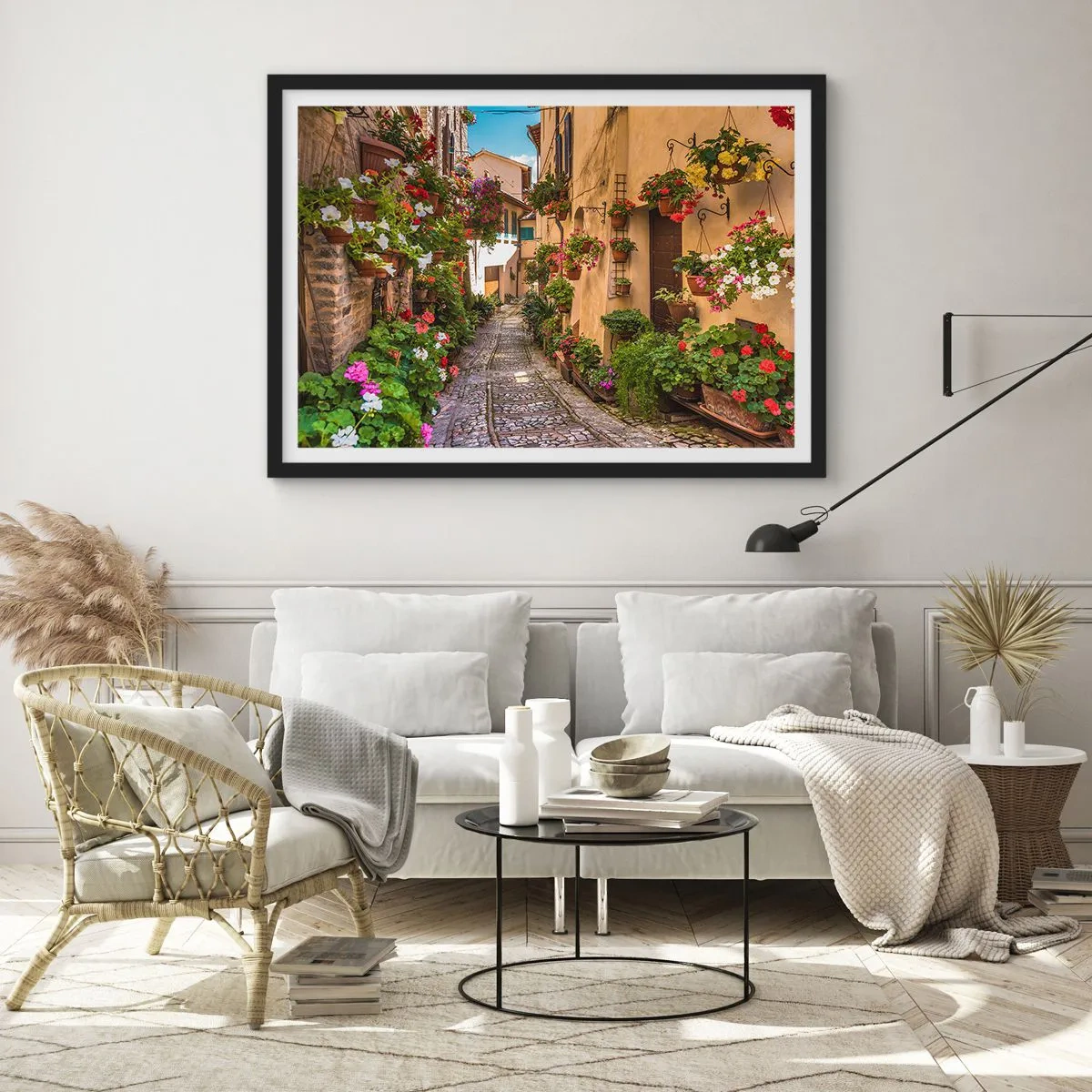 Poster in cornice nera - Una strada affascinante piena di fiori e vasi di fiori - 100x70cm - Angolo italiano - Decorazione murale moderna per soggiorno e camera da letto ARTTOR
