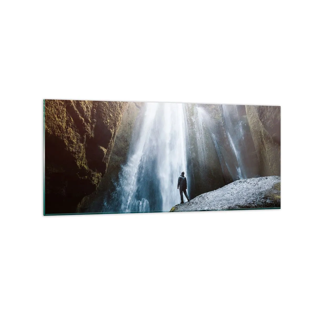 Quadro su vetro - Una figura sullo sfondo di una maestosa cascata in una gola rocciosa - 120x50cm - Ripristino delle proporzioni - Decorazione murale moderna per soggiorno e camera da letto ARTTOR