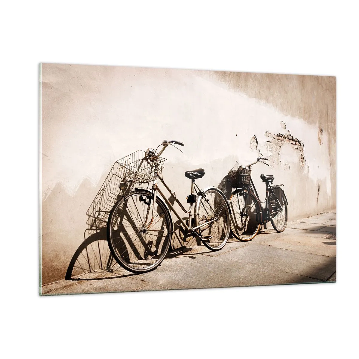 Quadro su vetro - Biciclette retrò appoggiate a un vecchio muro - 120x80cm - L'indimenticabile bellezza del passato - Decorazione murale moderna per soggiorno e camera da letto ARTTOR