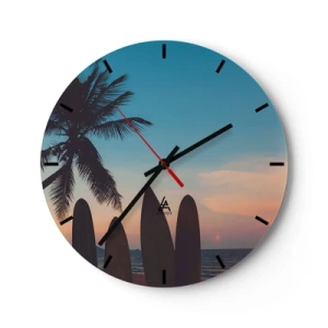 Orologio da parete - Orologio in Vetro - Spiaggia con una palma e tavole da surf sullo sfondo - 30x30cm - Domani anche ci divertiamo - Decorazione murale moderna per soggiorno, cucina e camera da letto ARTTOR