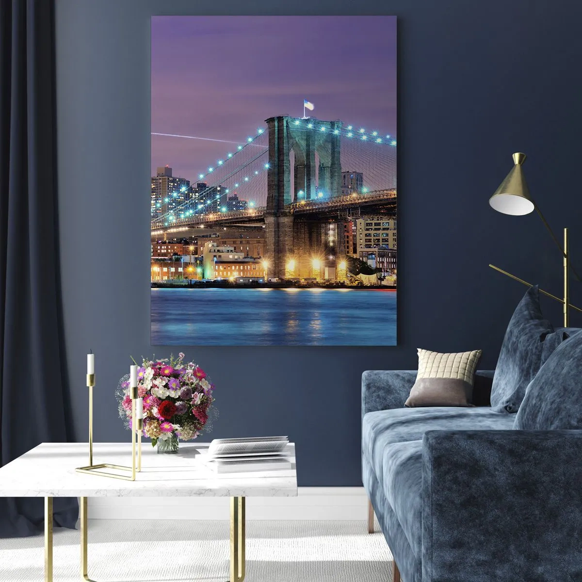 Quadro su vetro - Ponte di Brooklyn di notte con le torri e la città illuminate - 50x70cm - Da tanti anni il ponte di Brooklyn - Decorazione murale moderna per soggiorno e camera da letto ARTTOR