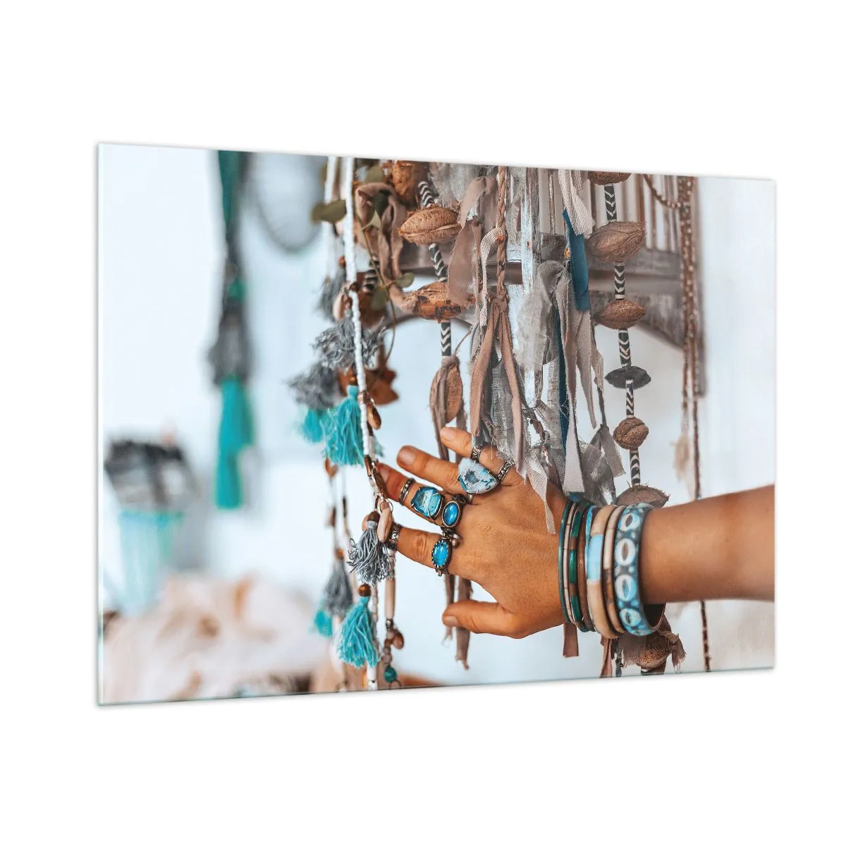 Quadro su vetro - Mano con gioielli boho che toccano decorazioni etniche - 100x70cm - Tesori locali - Decorazione murale moderna per soggiorno e camera da letto ARTTOR